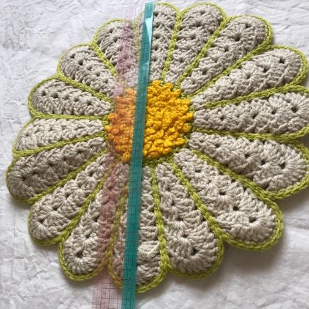 かぎ針編みで編んだマーガレットモチーフの座布団 お花の座布団 No 1 Comomoの編み綴り