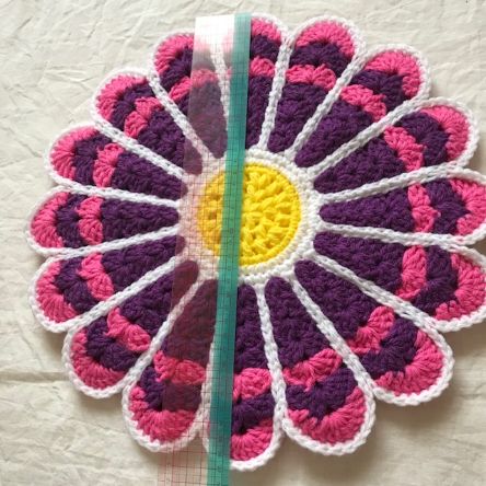 かぎ針編みで編んだマーガレットモチーフの座布団 お花の座布団 No 1 Comomoの編み綴り