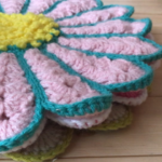 かぎ針編みで編んだマーガレットの花座布団