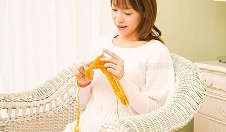 編み物をしている姿勢