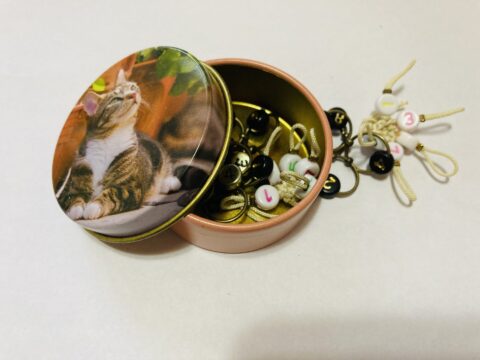 猫の編み目マーカーや段数リングを入れた猫の感ケースの中身