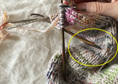 猪谷さんの靴下　つま先を編む時に折れた編み針