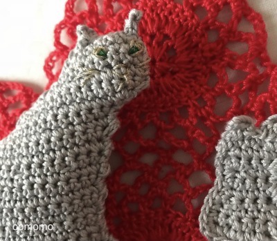 編み物で編んだ猫の小物