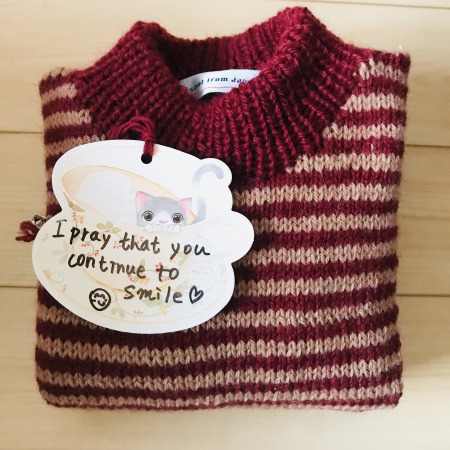 ボランティアニットに参加した時に作成した手編みのセーターと帽子