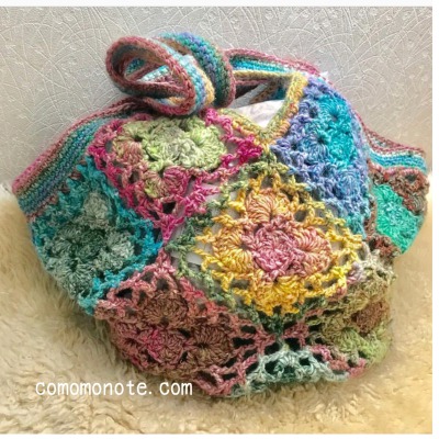 かぎ針編みのモチーフ繋ぎのバッグ