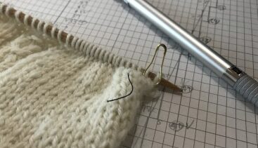 手編みの棒針編みセーターの袖の編み図