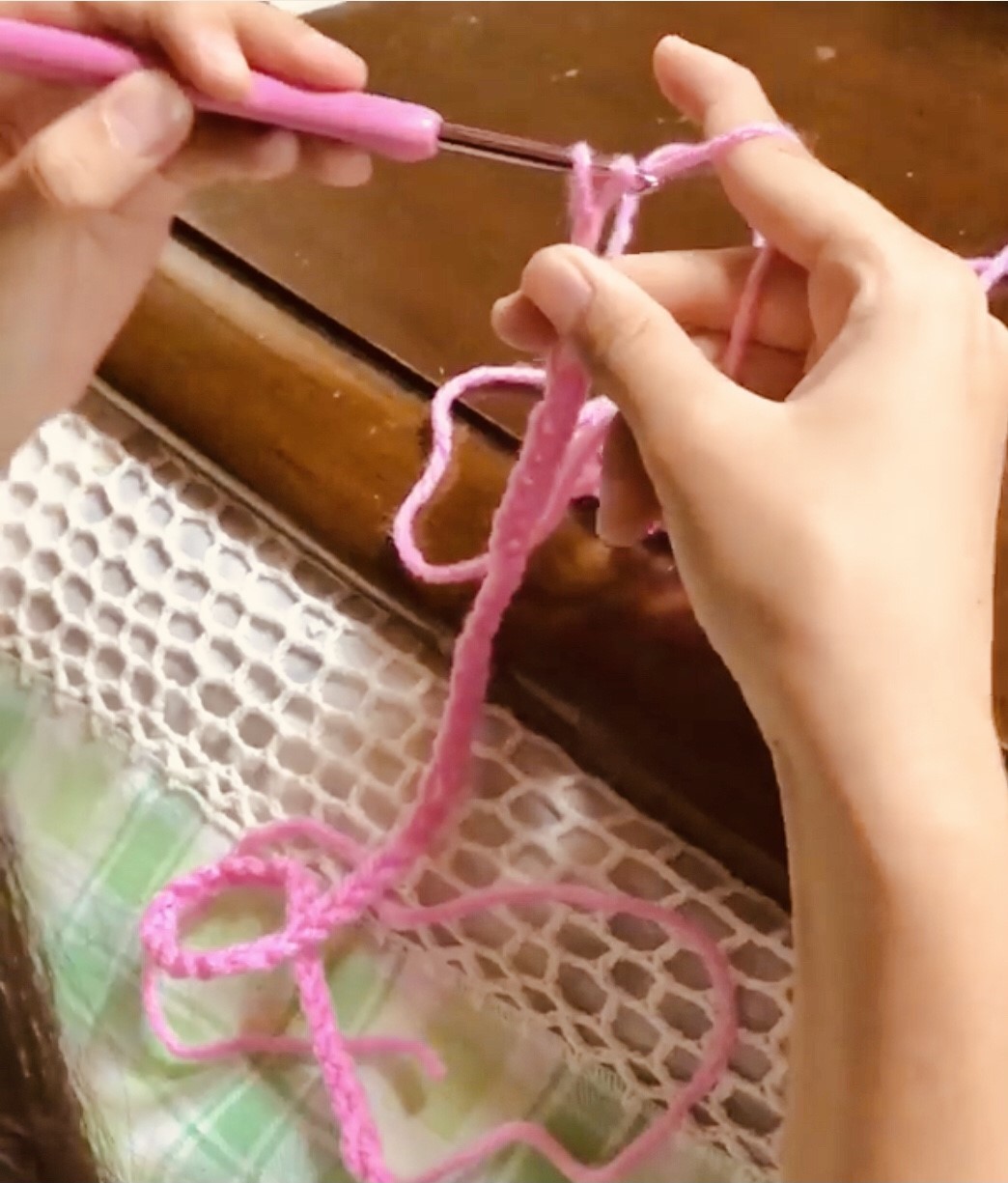 左利きで編み物をしているところ