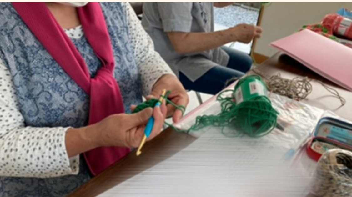 年配の高齢者さんと編み物レッスン風景