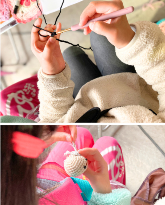 子どもと編み物をしている風景教室